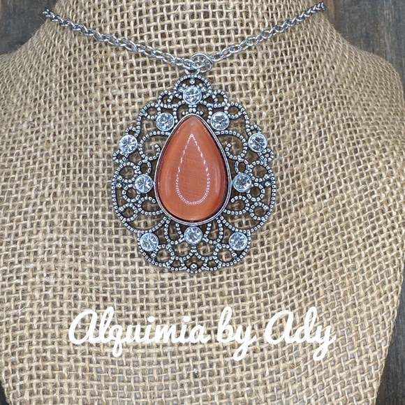 Oversized medallion cats eye for a maximalist look extra long Victorian - Picture 2 of 2